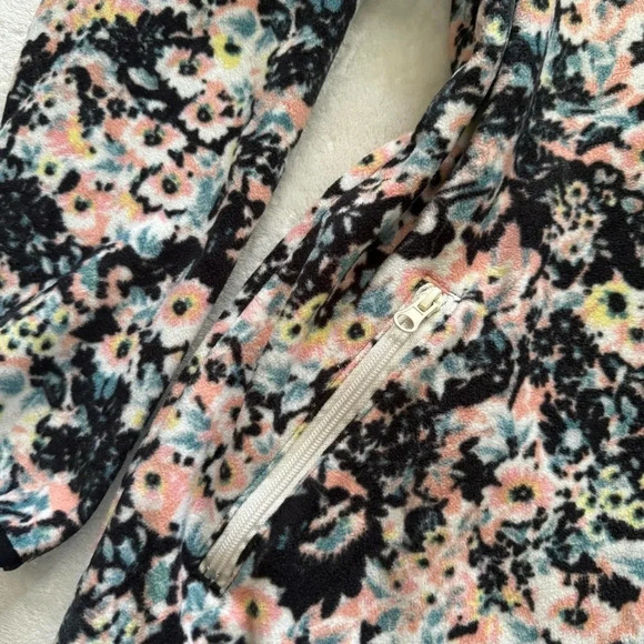 PacSun Half-Zip Pullover Sweatshirt with a Crazy Retro AOP Floral Graphic - Picture 3 of 8